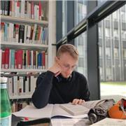 Étudiant donne cours d'histoire-gel pour collègiens et lycéens
